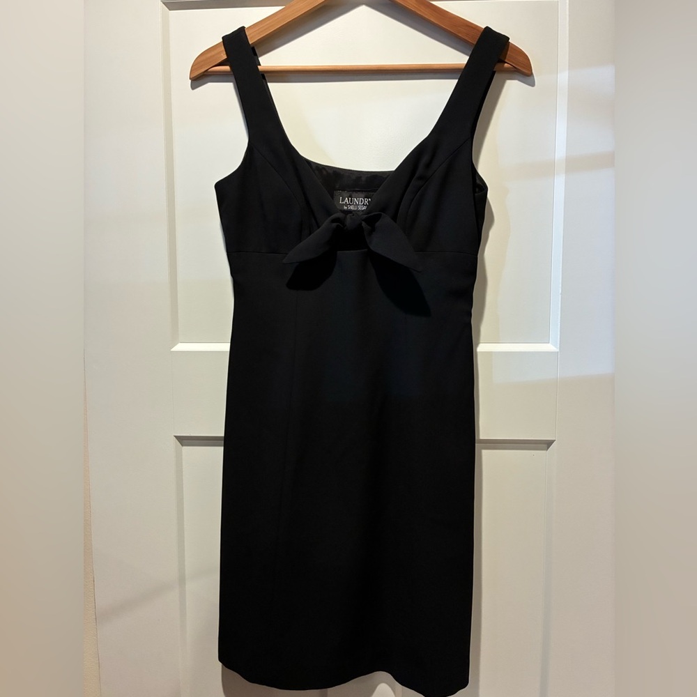 Laundry By Shelli Segal chic little black dress with bow detail. lined.  Size 4